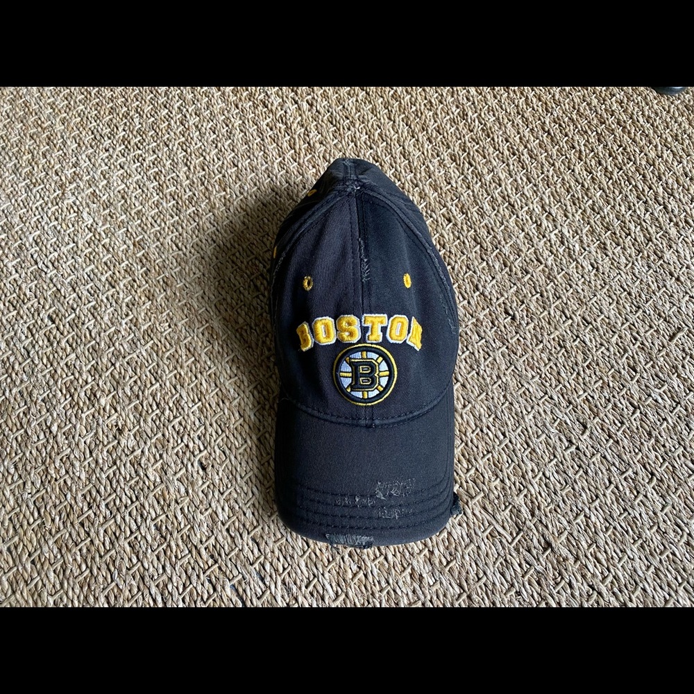New Era Boston Bruins Hat frayed M/L